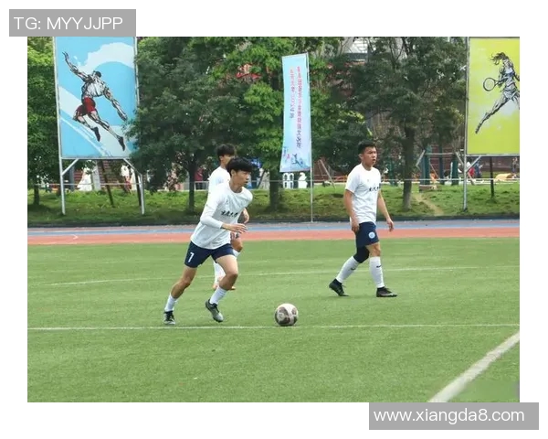 足球偶像传奇：从绿茵场到球迷心中永恒的英雄之路